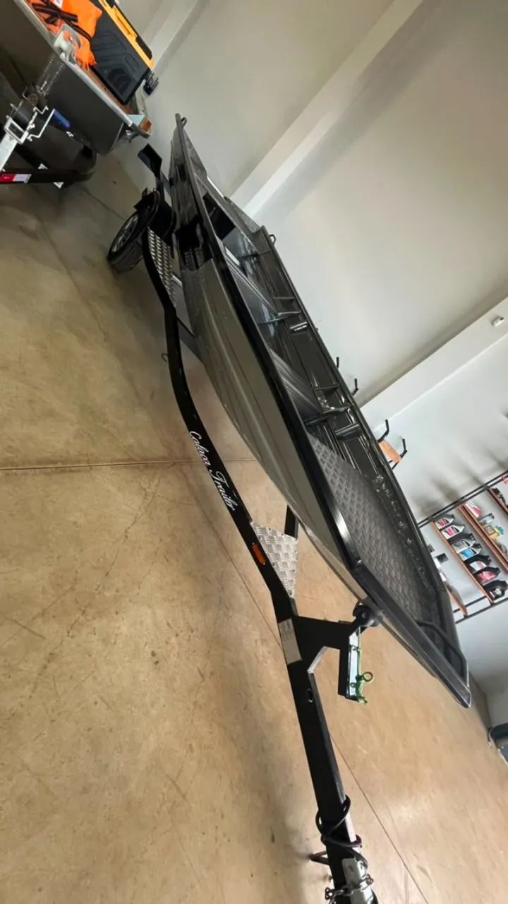 Canoa calaça 5,5m de alumínio- Estavel, Resistente e pronta para pesca  - Foto 5