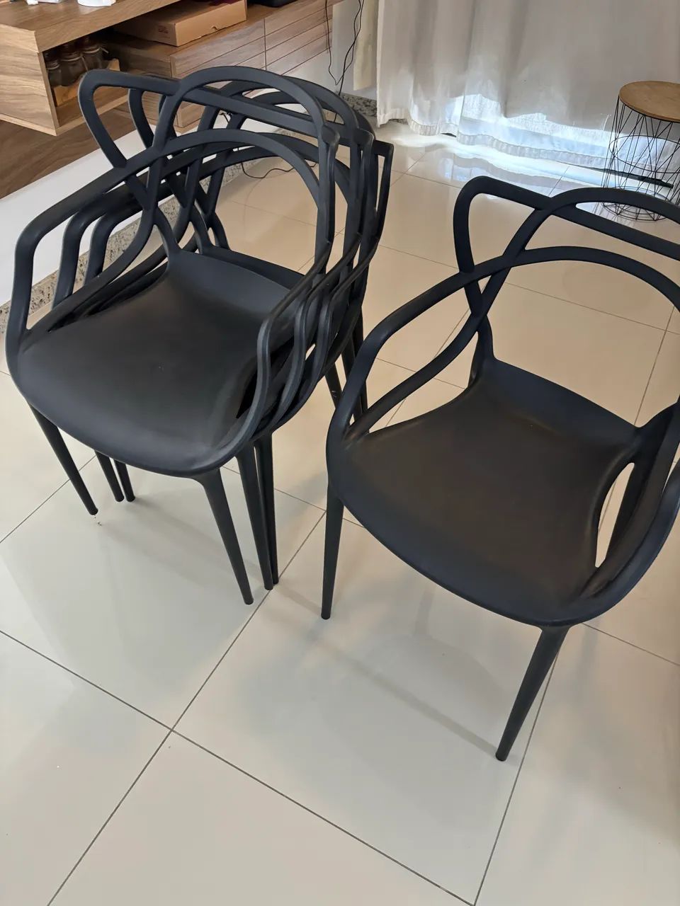 Kit 4 Cadeiras Allegra Preta. Pouco tempo de uso e com designer moderno e super resistente