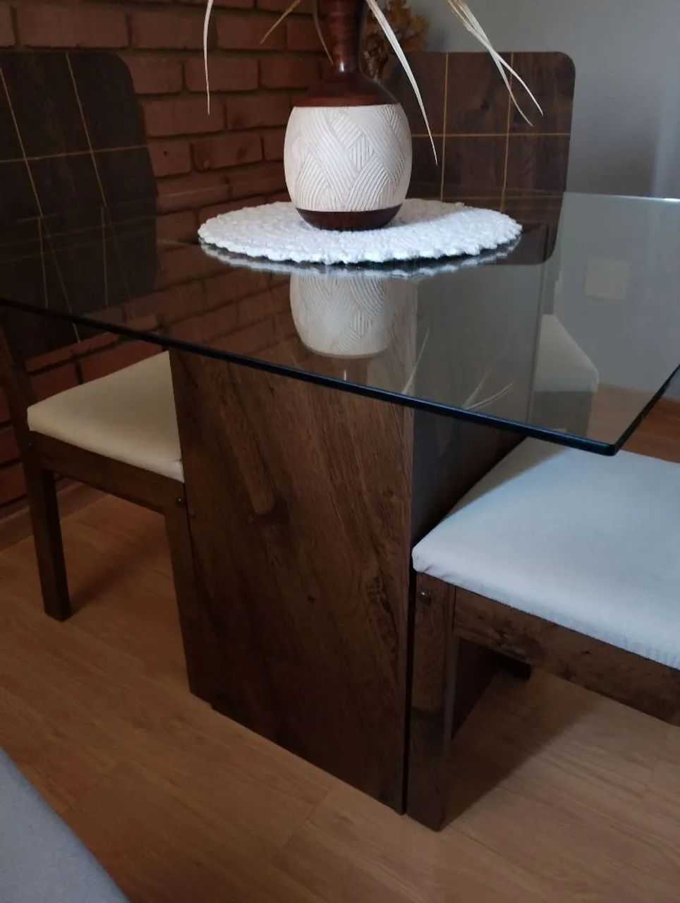 Vendo mesa com quatro cadeiras em ótimo estado de conservação  - Foto 2