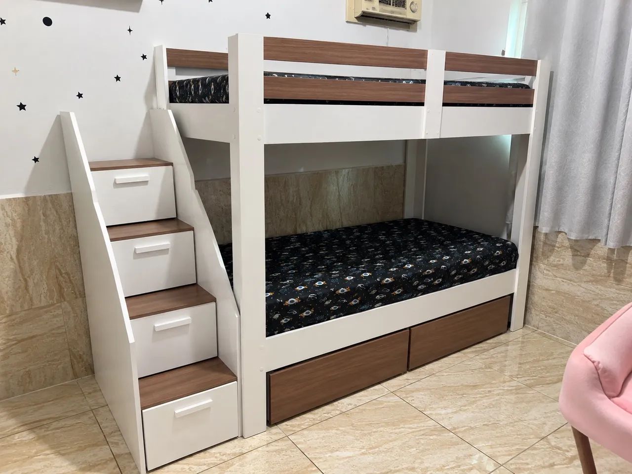 Beliche com escadas de gaveta
