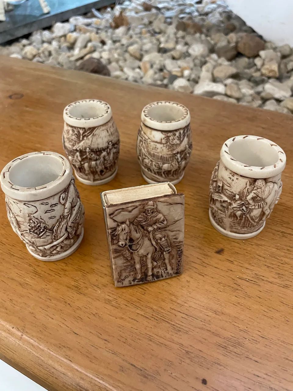 Kit decorativo vintage argentino com 4 mini copos e caixa de fósforos - Foto 2