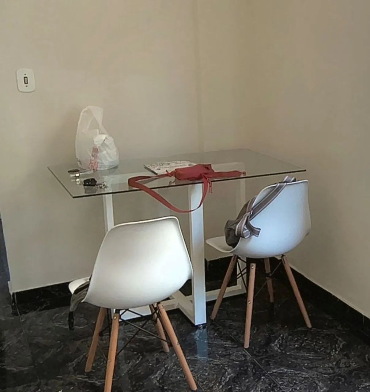 Mesa de tampo de vidro e duas cadeiras modernas