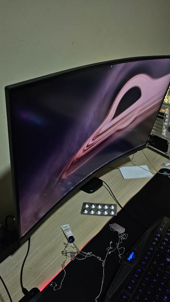 Monitor AOC 31' QHD CURVO 180Hz - Foto 2