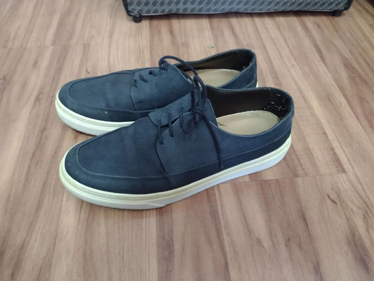 par de tênis n39 casuais masculino em couro azul-marinho com solado emborrachado branco