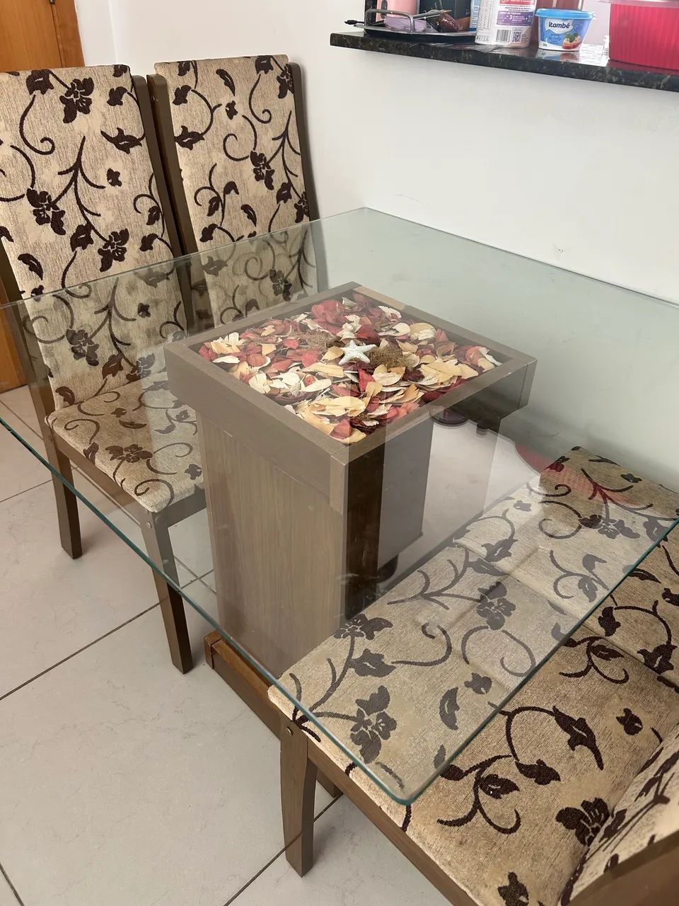 Vende- se uma mesa de 4 cadeiras.  - Foto 2