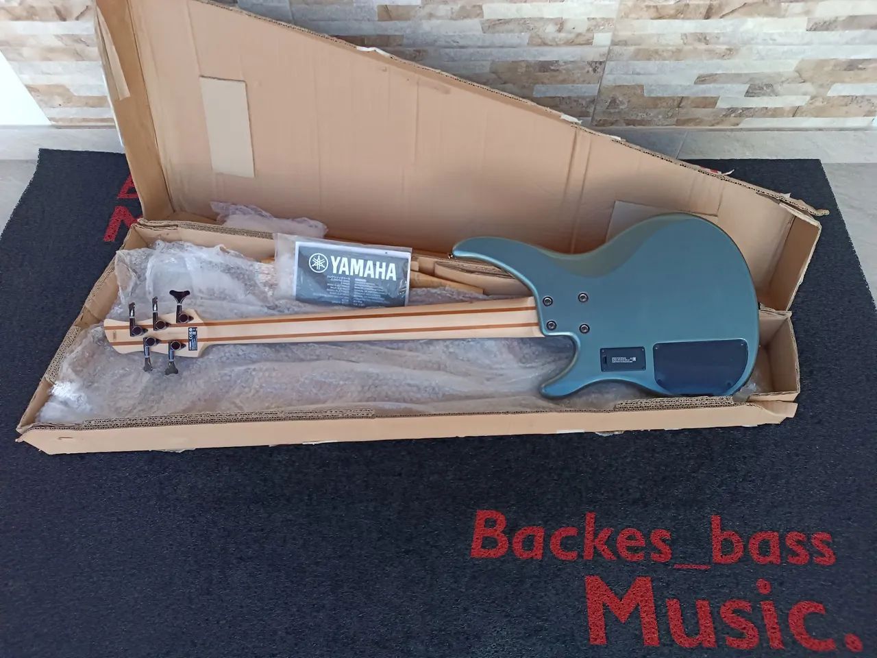 Baixo Yamaha trbx 305 zero na caixa - Instrumentos musicais