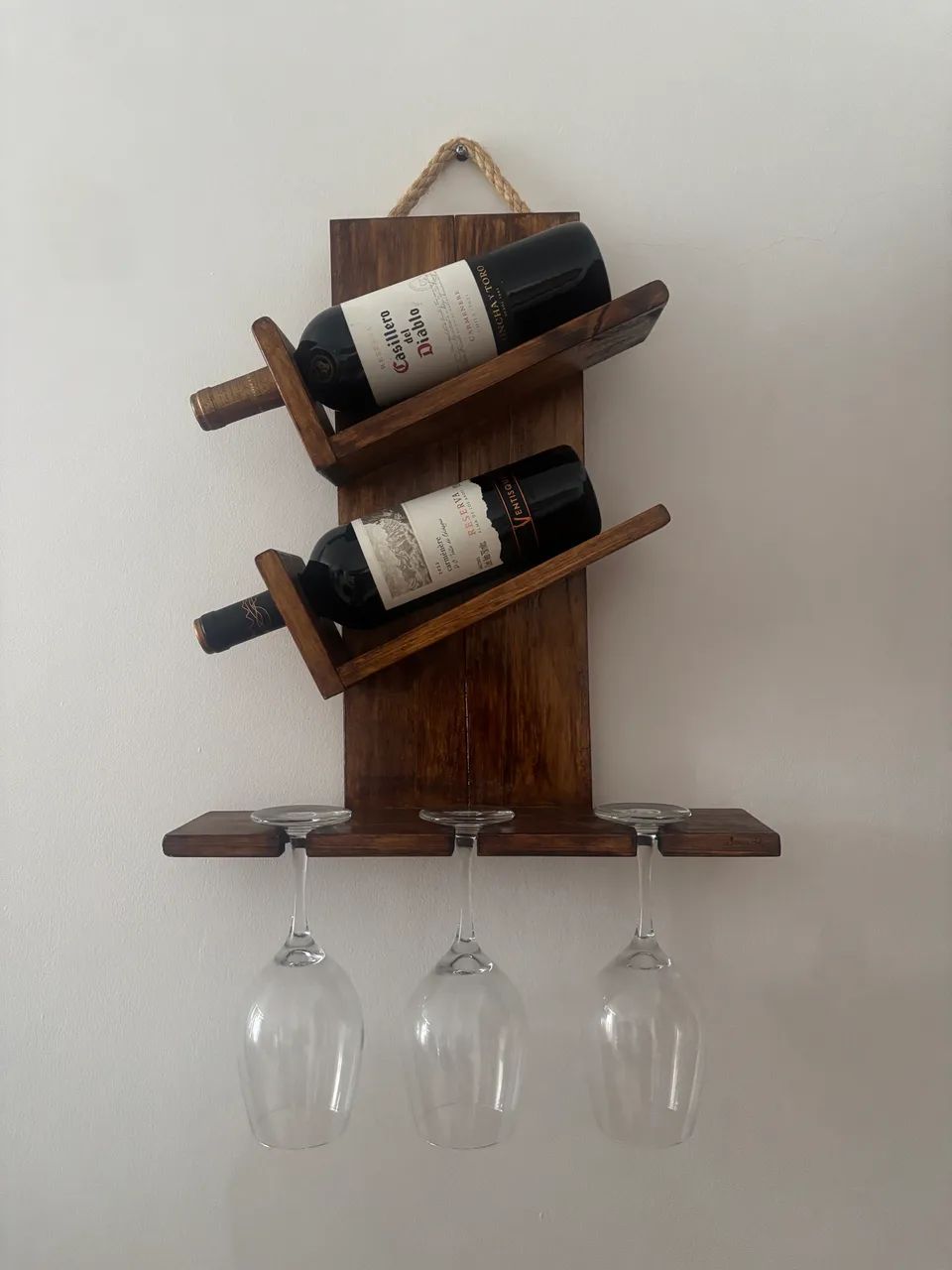 Suporte suspenso rústico para vinho 