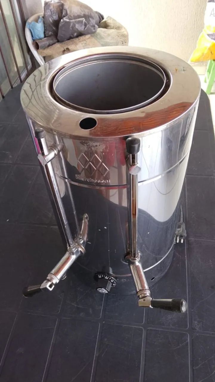 Cafeteira com defeito, esta furada 
