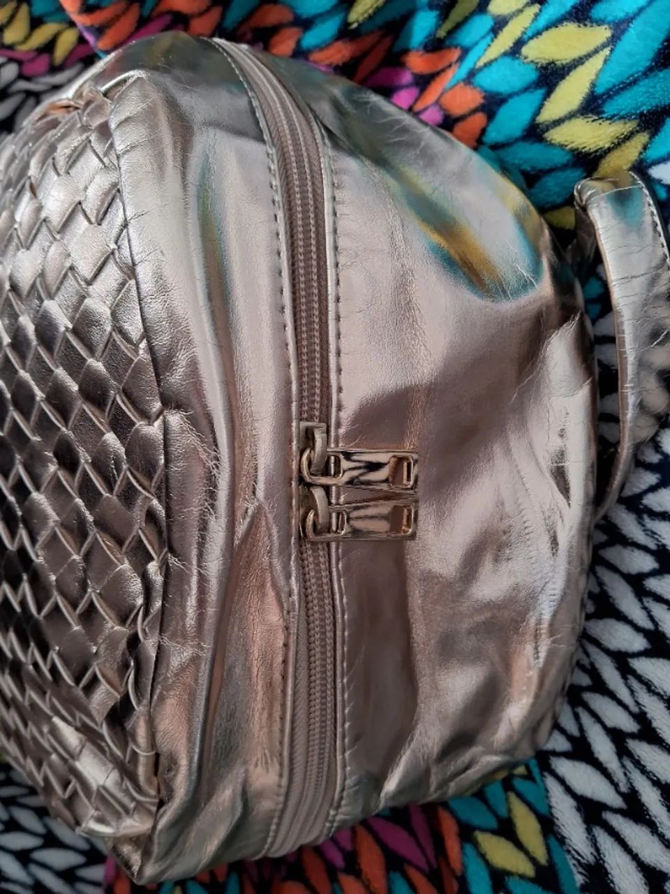 Mochila dourada C&A nova - Foto 3