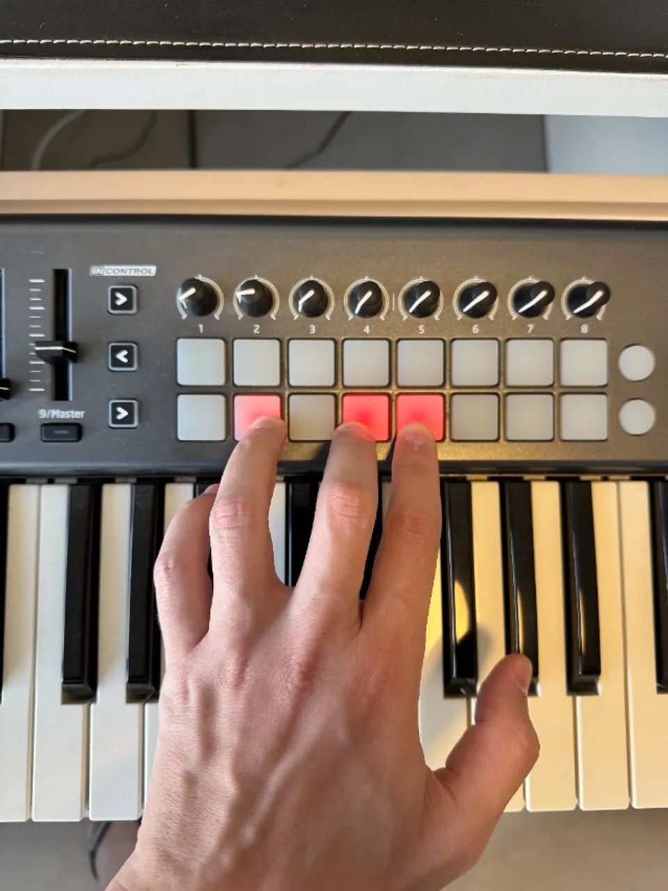 Controladora Novation Launchkey 49 MK2 - Foto 3