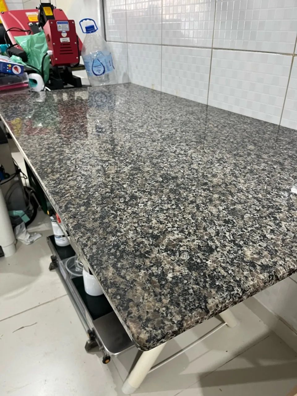 Mesa/Bancada de Granito 1,50 x 0,75 m com Base de Ferro - Excelente Estado