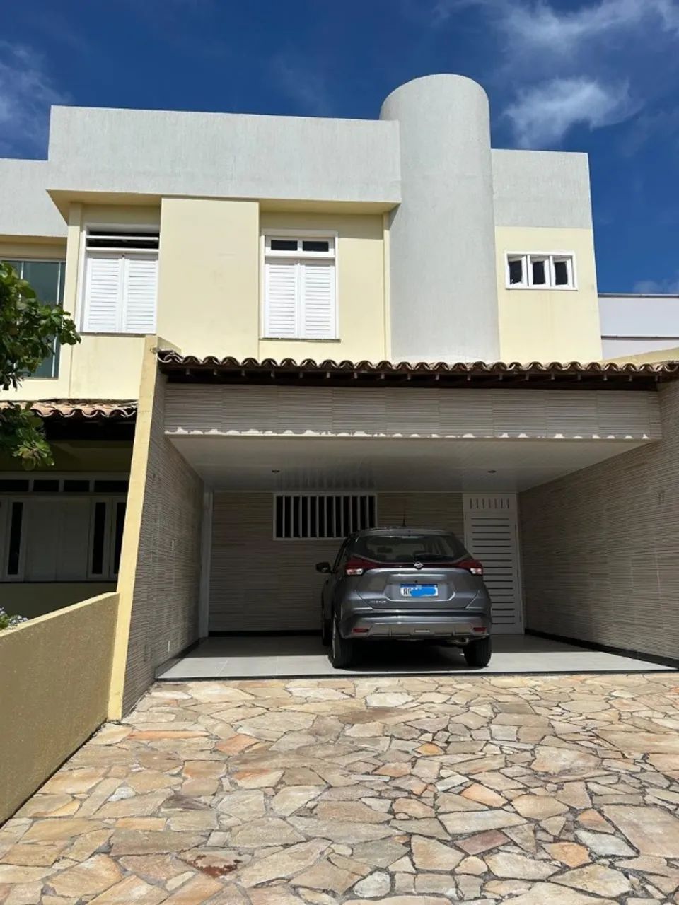 Casa de 4 Quartos com 350 m² Construídos em Condomínio Portal do Sol