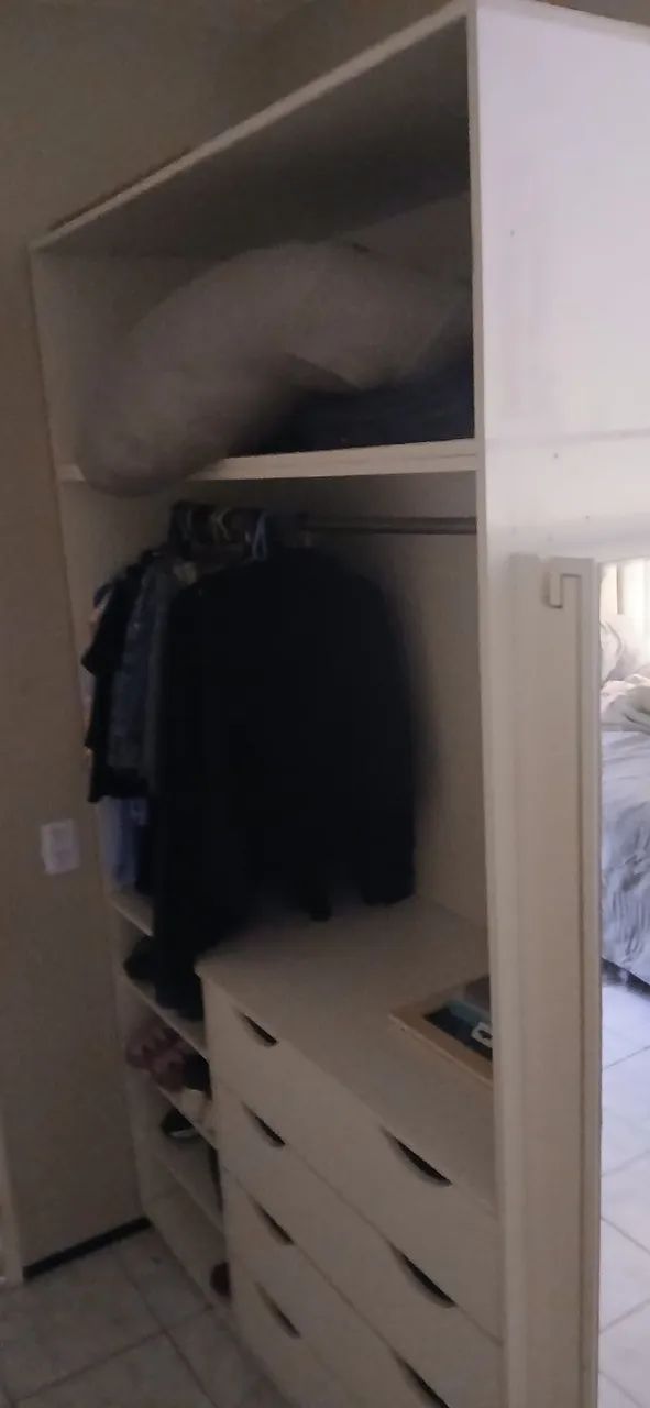 Closet compacto branco . Com 6 gavetas e um roupeiro