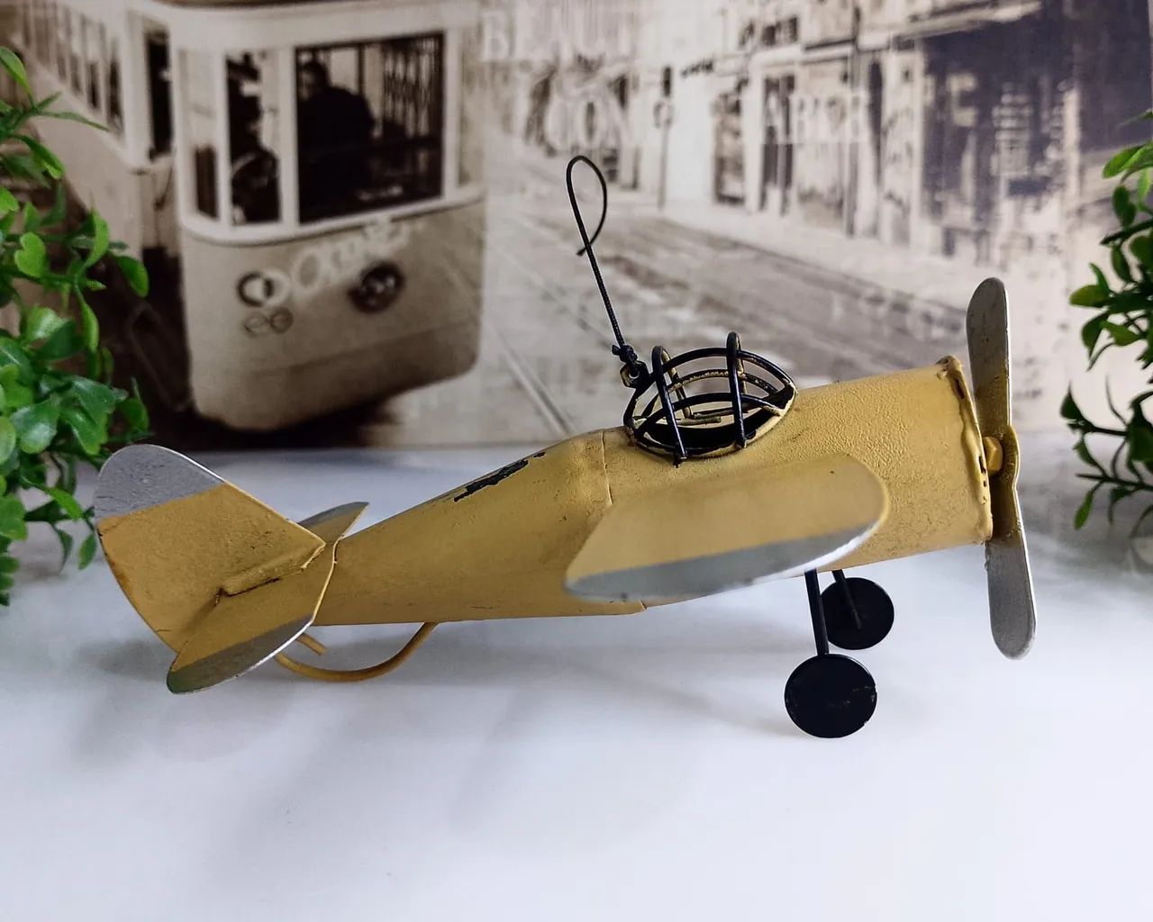 Miniatura Antiga de Avião em lata.