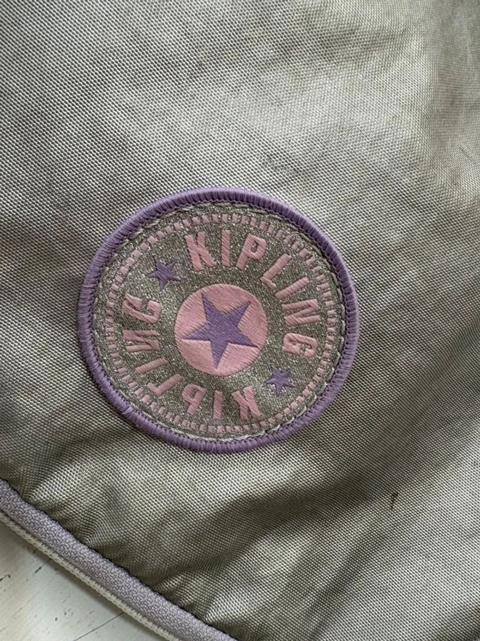 lancheira kipling cinza prateada - Foto 4