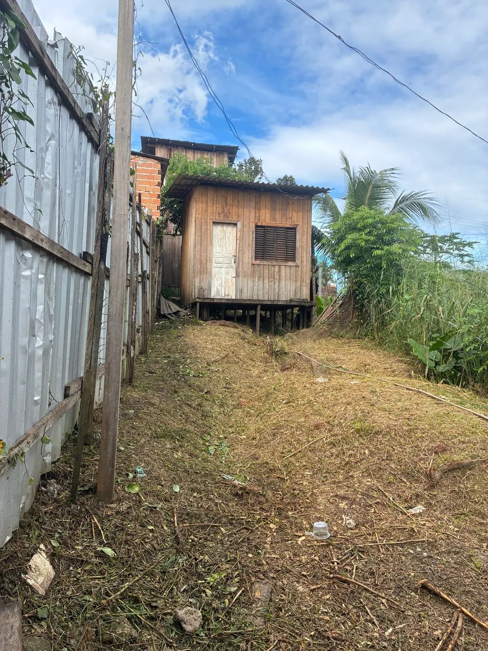Terreno com casa de madeira