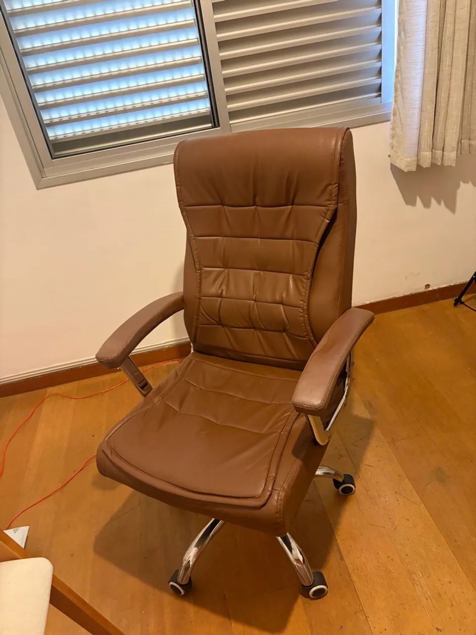 Poltrona giratória presidente marrom confortável demais!! Muito nova! - Foto 2