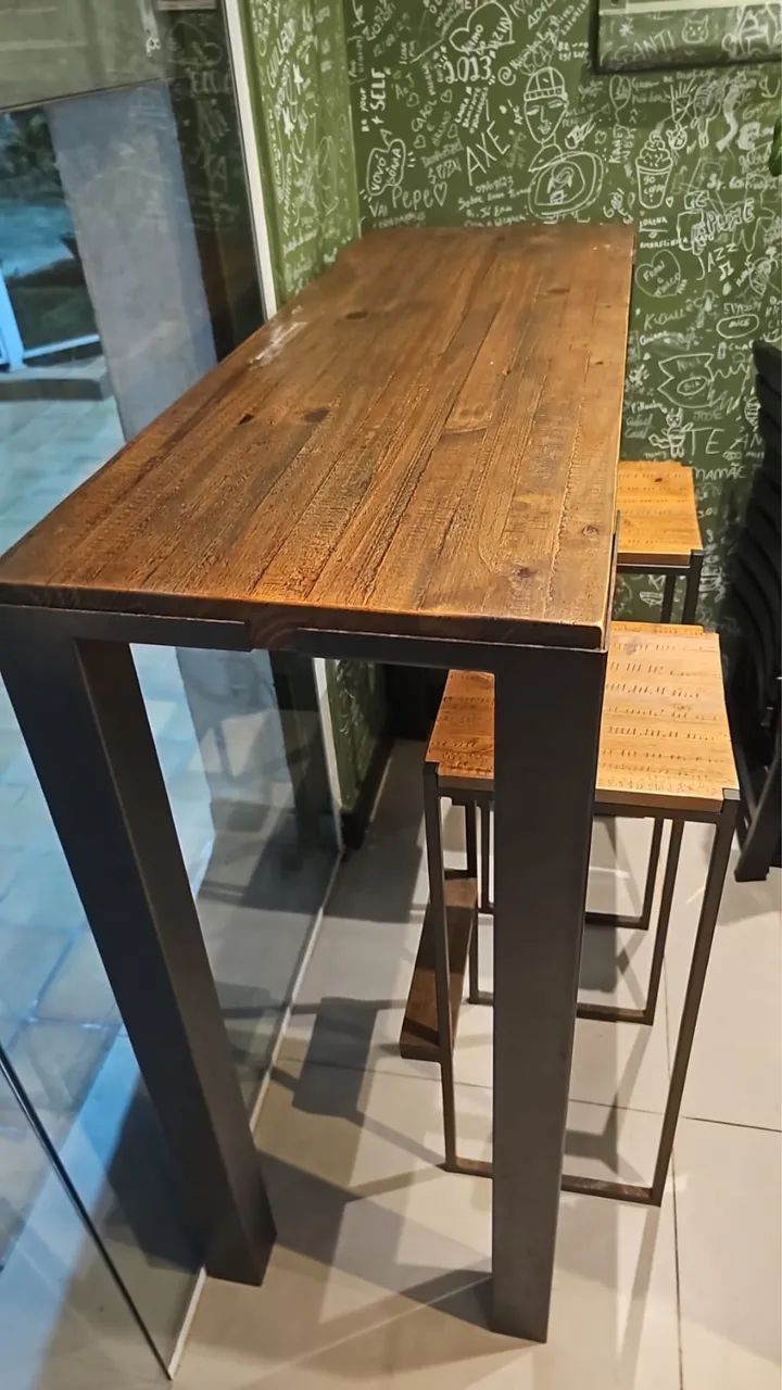 Mesa em madeira rústica com 2 banquetas