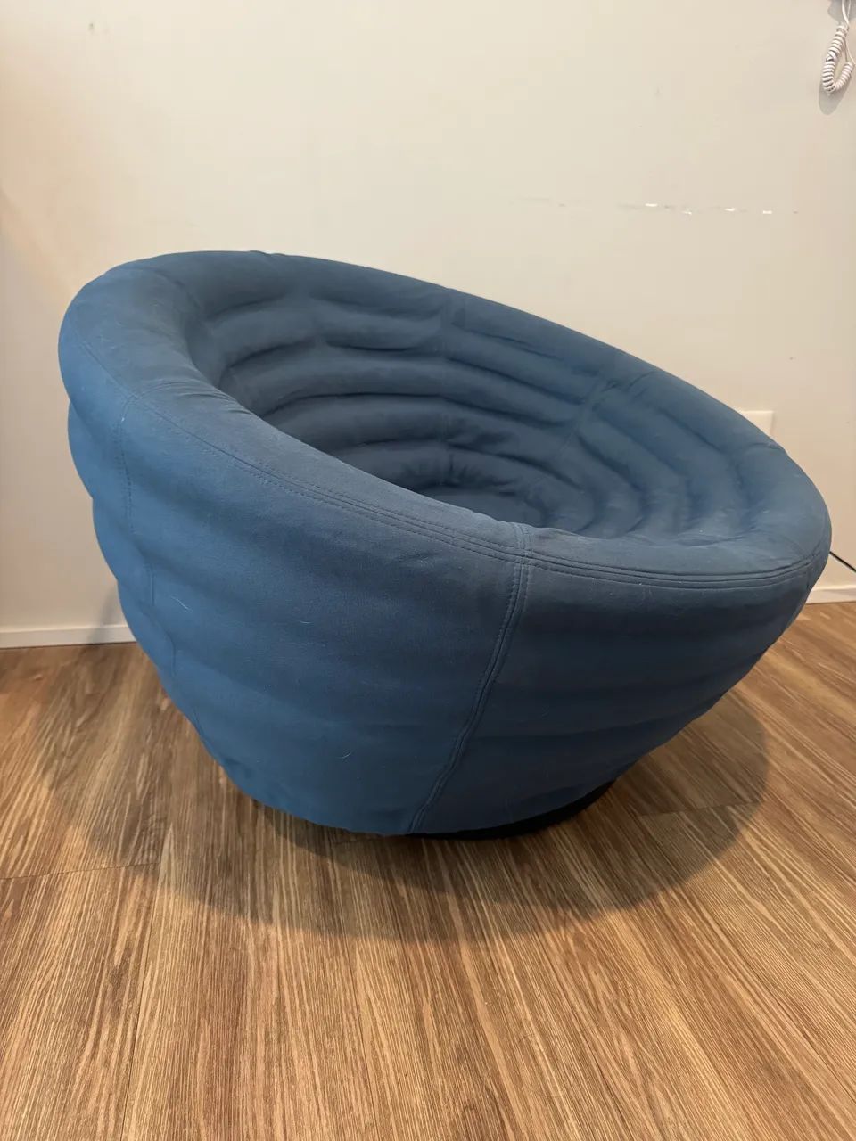 Poltrona giratória azul