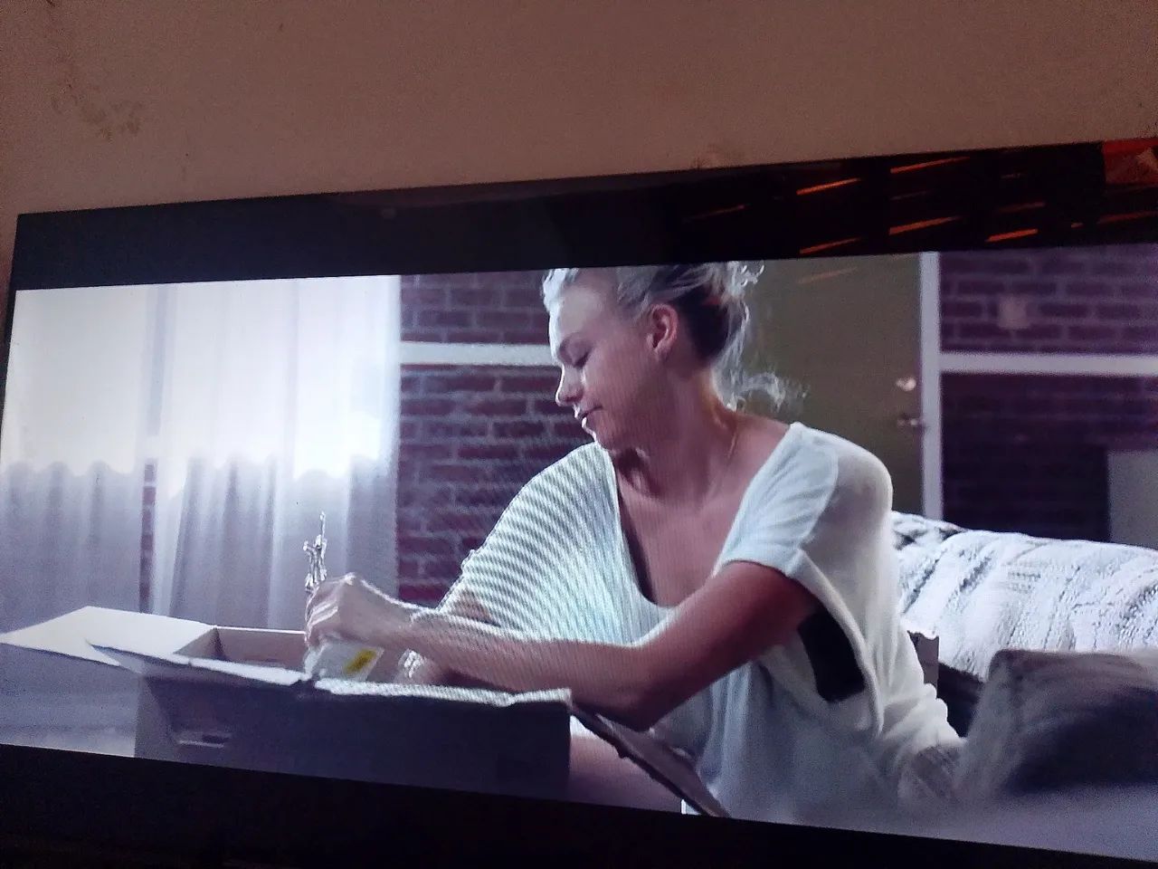 Vendo uma televisão 43 polegadas semi nova 
