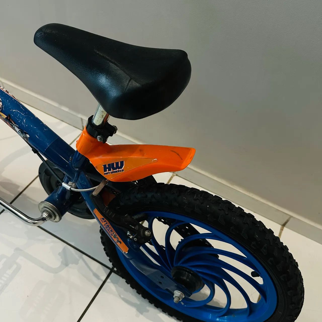 Bicicleta usada aro 16 Hot Wheels - Foto 4