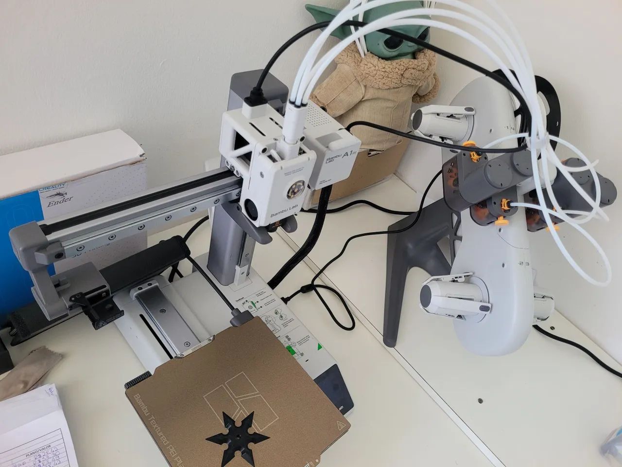 Impressora 3d Bambu Lab A1 mini com AMS e filamento preto e branco