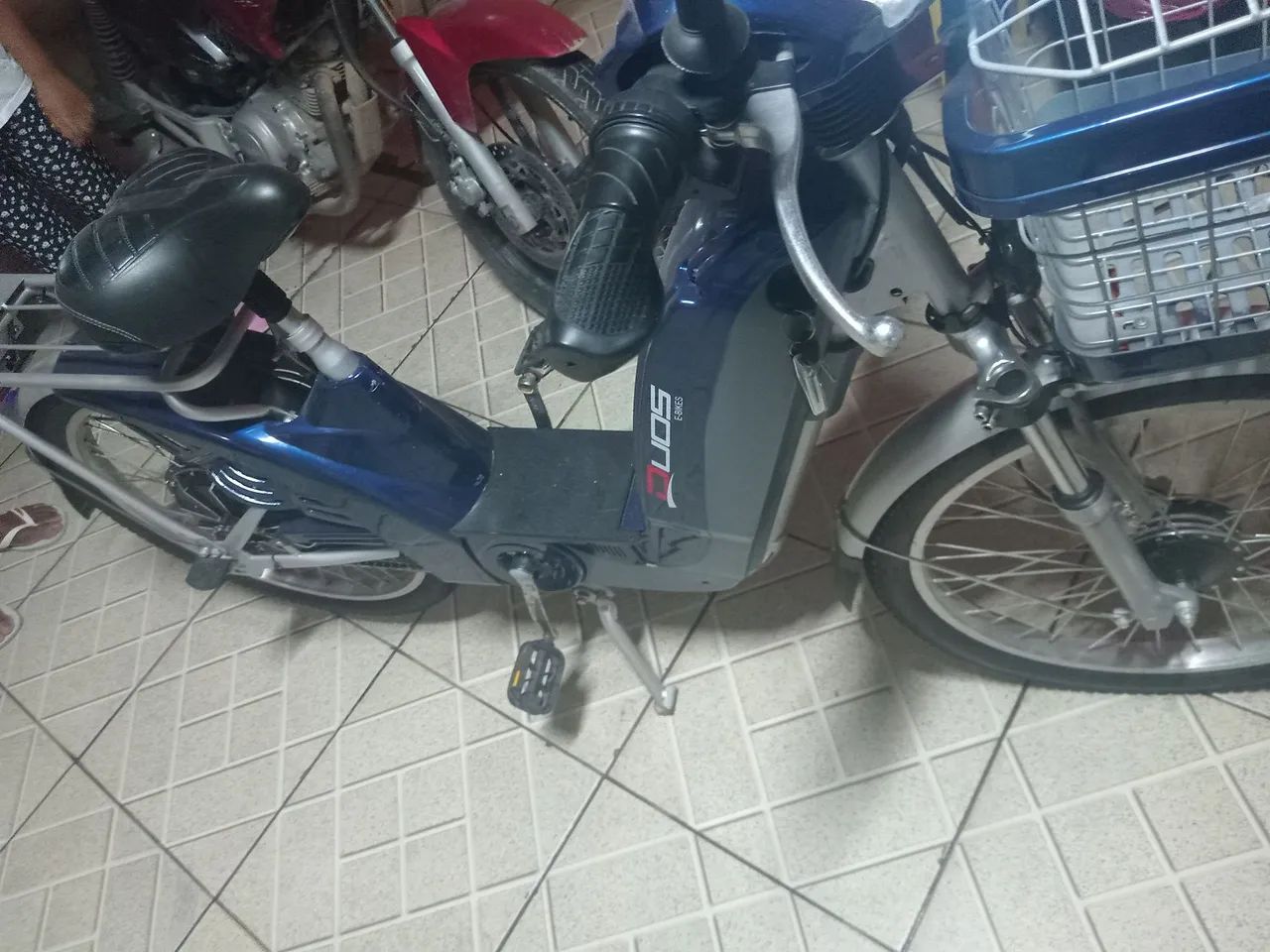 Bicicleta Elétrica E-Maxx Duos 800W Entrada USB Alarme e Seta cor azul - Foto 2
