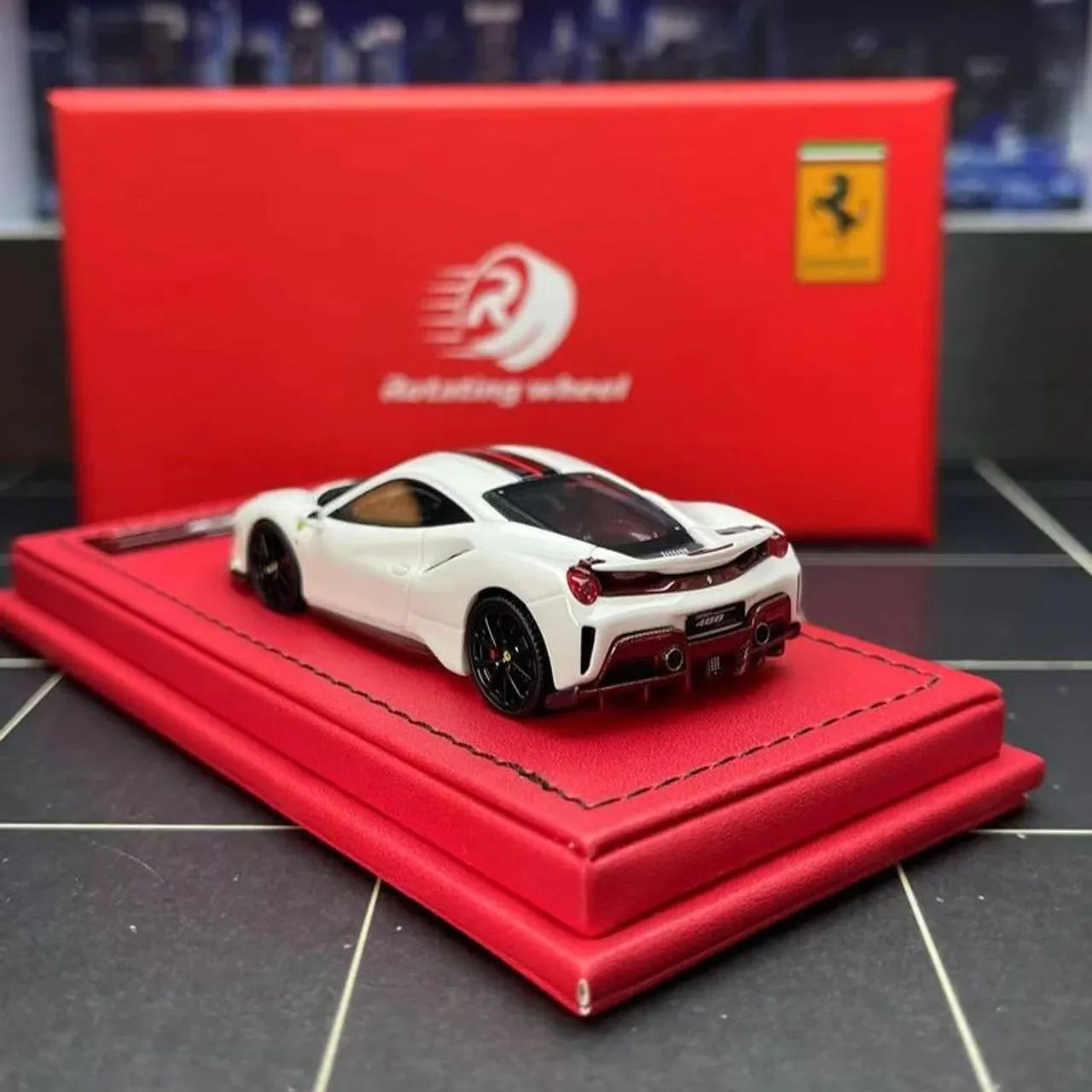 Ferrari 488 Pista Rotating Wheel 1:64 Edição Limitada 37/99 - Foto 4