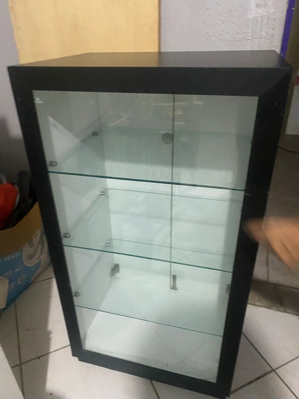 Expositor com prateleiras de vidro