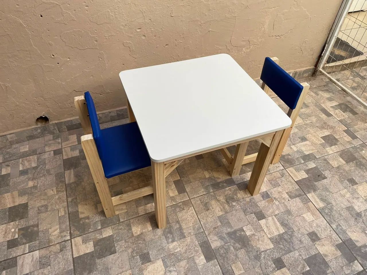 Mesa infantil mdf, cadeiras em corino