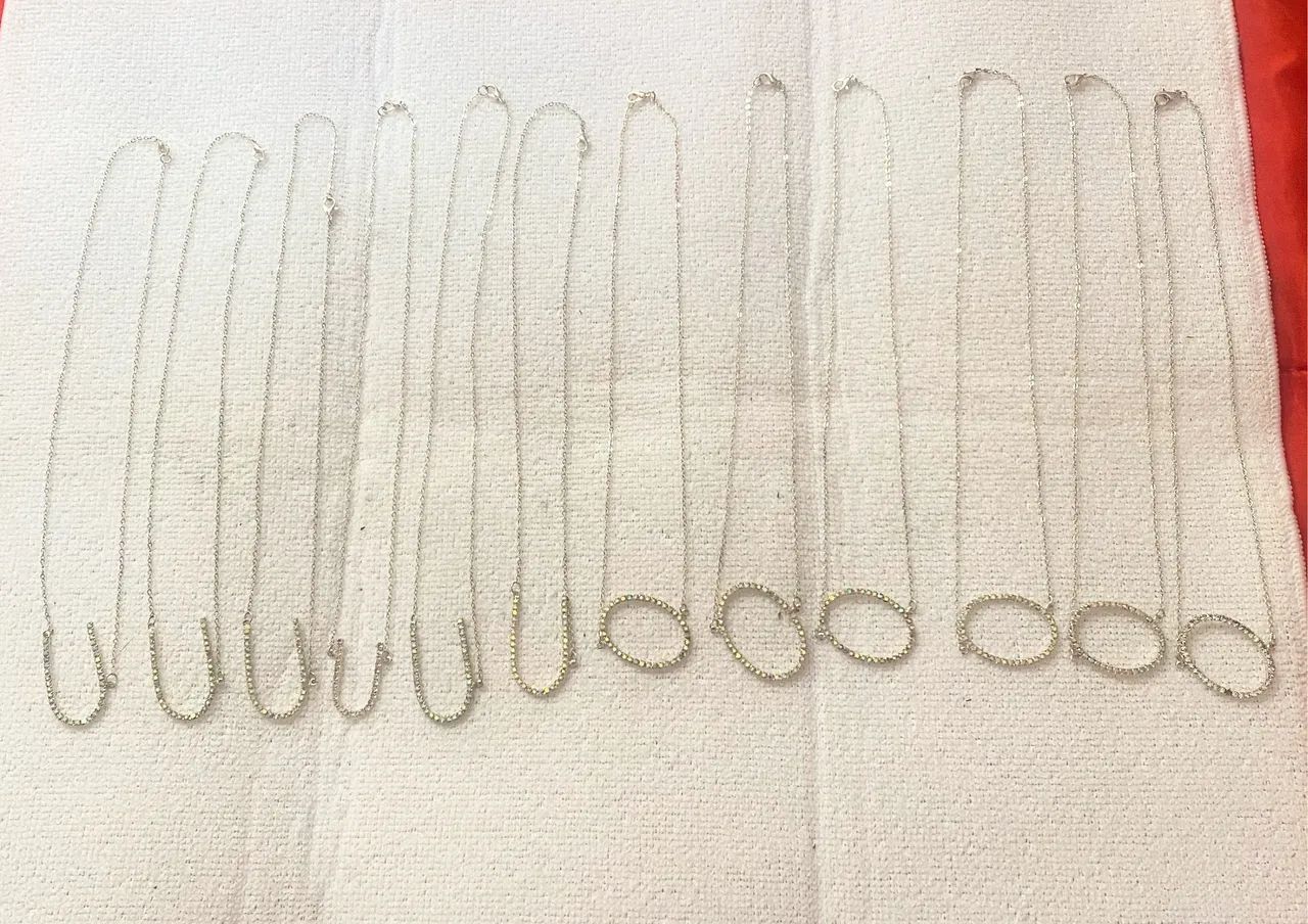 Vende-se Lote com 12 Correntinhas com Pingentes foliados de Prata.  - Foto 2