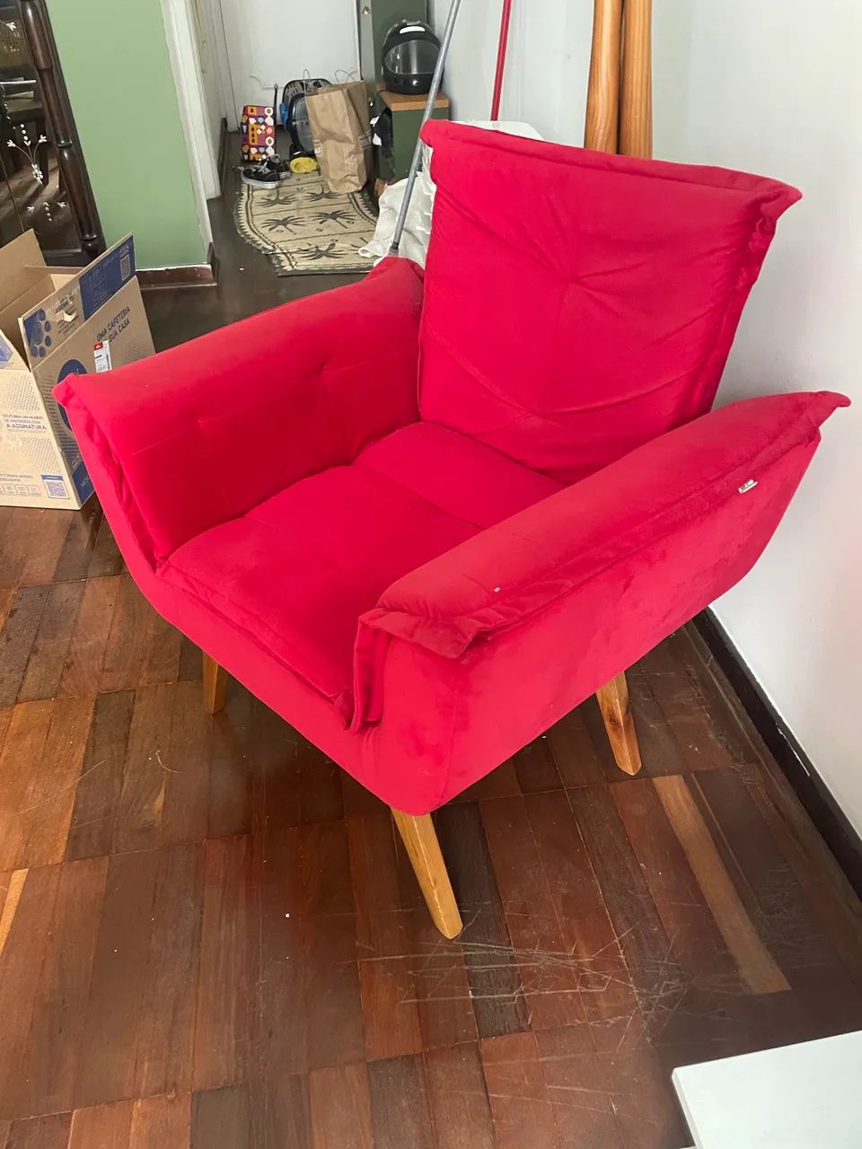 Poltrona opala suede vermelho com pés em madeira