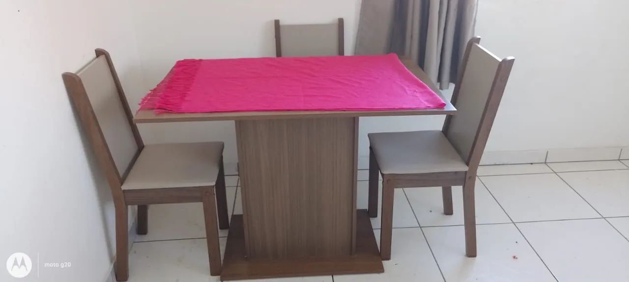 Vendo mesa com 4 cadeiras semi nova! Com 6 meses de uso
