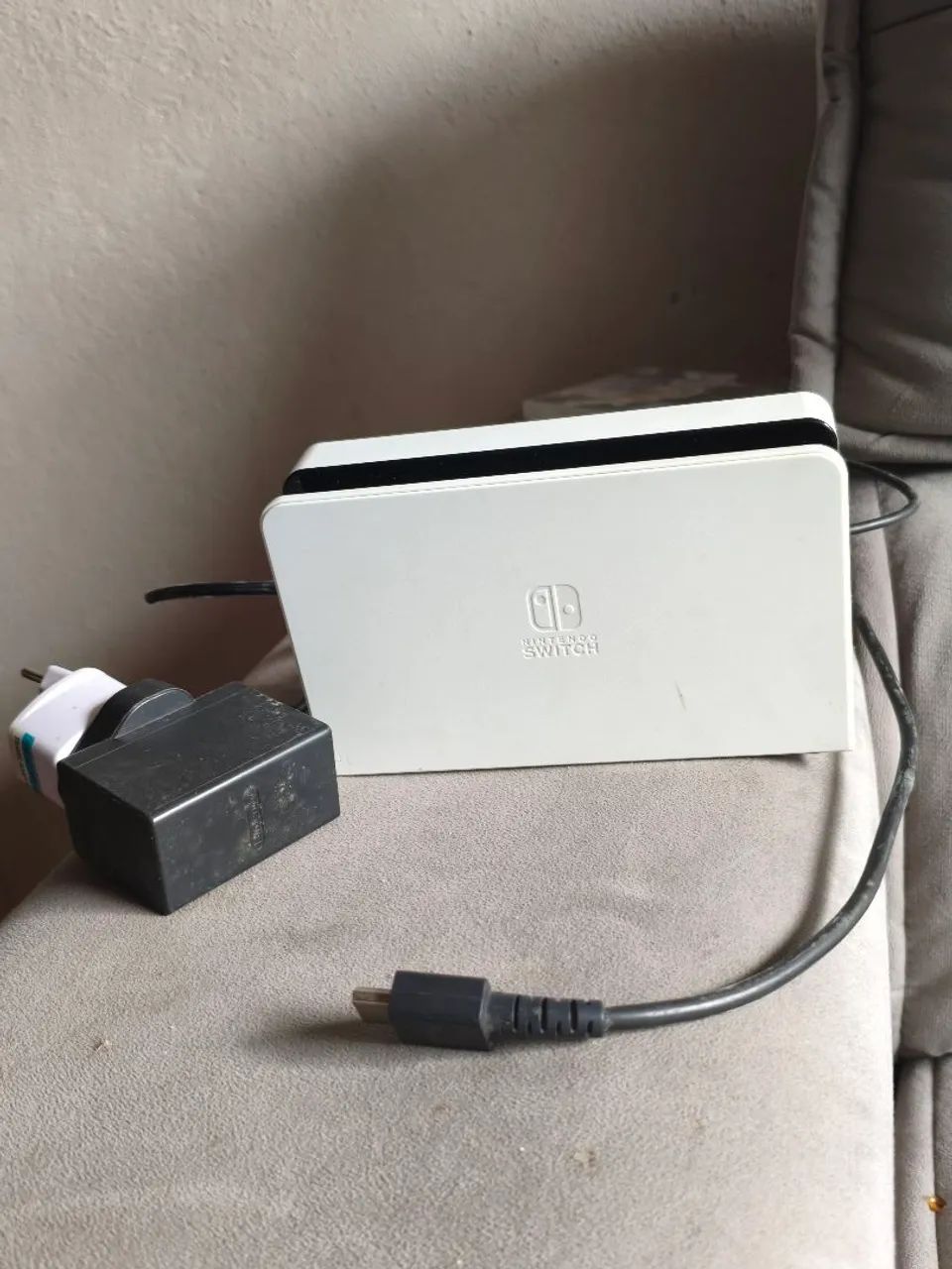 Dock de Nintendo switch oled branco com os cabos  - Foto 4