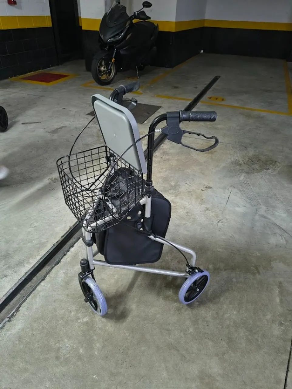 Andador 3 Rodas com Porta Objetos e Cesto  - Foto 2