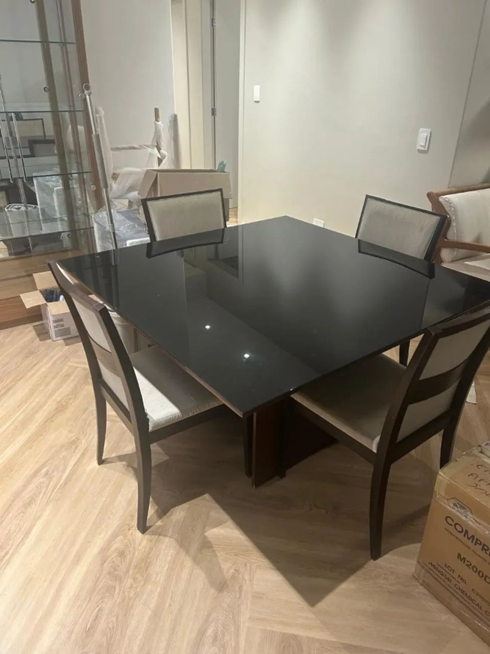 Mesa de jantar alto padrão com cadeiras de vidro e madeira - Foto 5