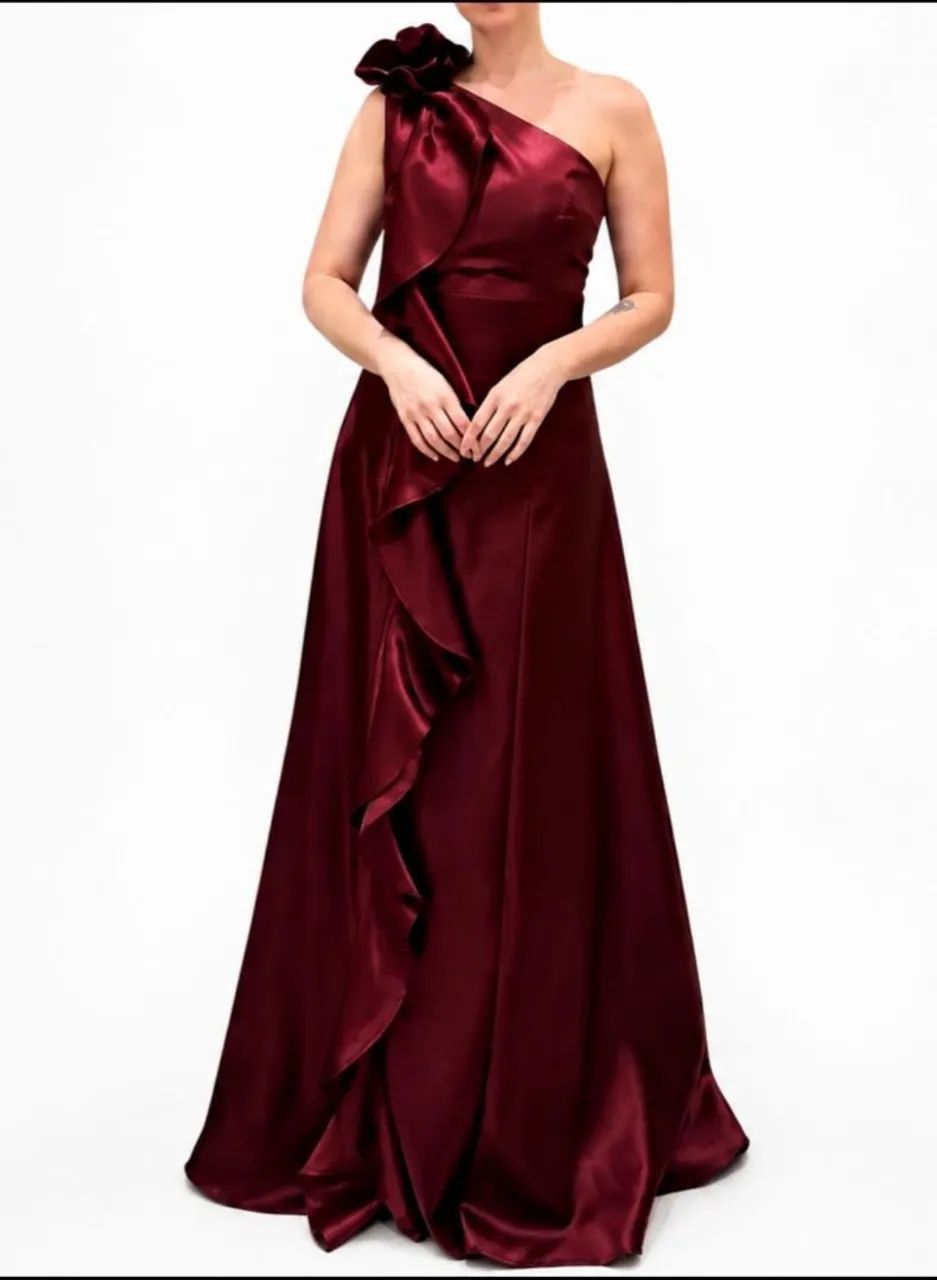 Vestido de Festa com Ombro Único na Cor Marsala
