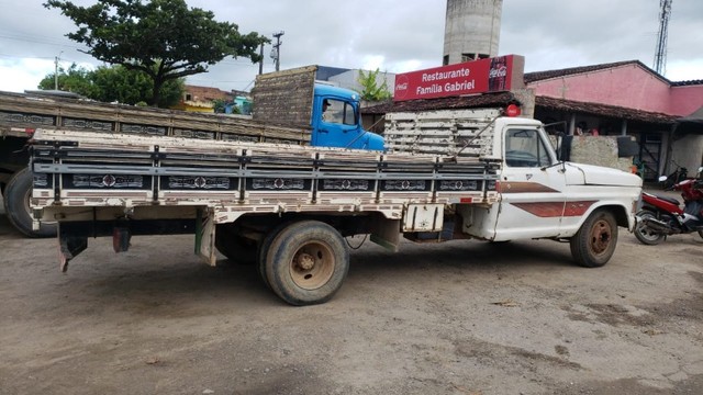 CAMINHÃO F4000, COM 3 LUGARES EM BOM ESTADO.