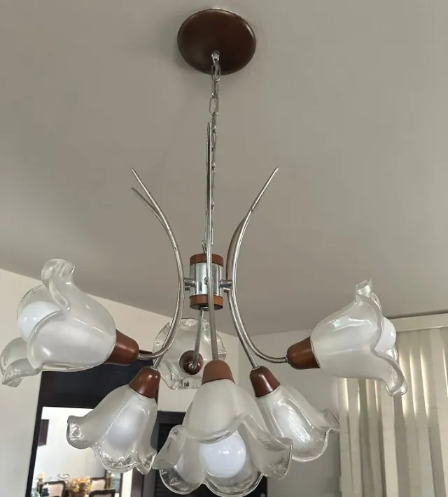 Lustre contemporâneo de 6 bocais. Construído em vidro, metal e madeira.
