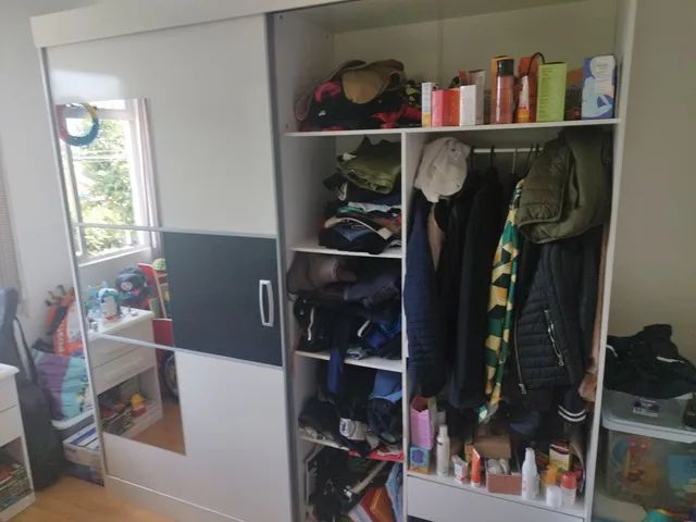Guarda roupa com espelho