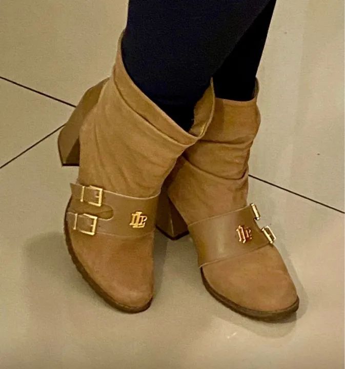 bota lança perfume em camurça e couro caramelo - Foto 5