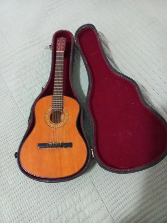 Miniatura Vintage de Violão
