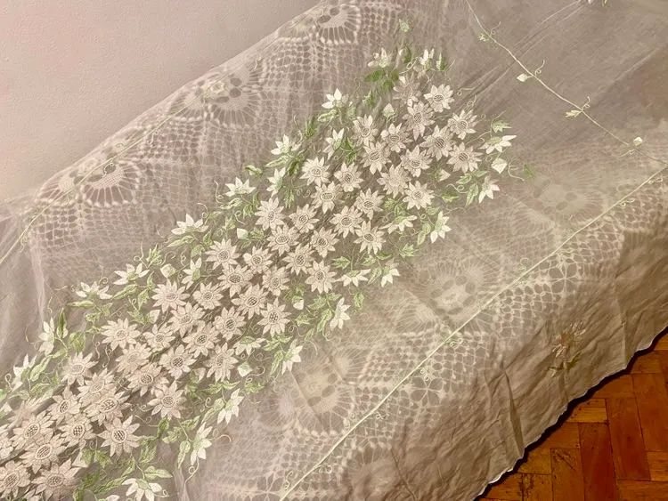 Toalha de mesa off white bordada - Foto 3