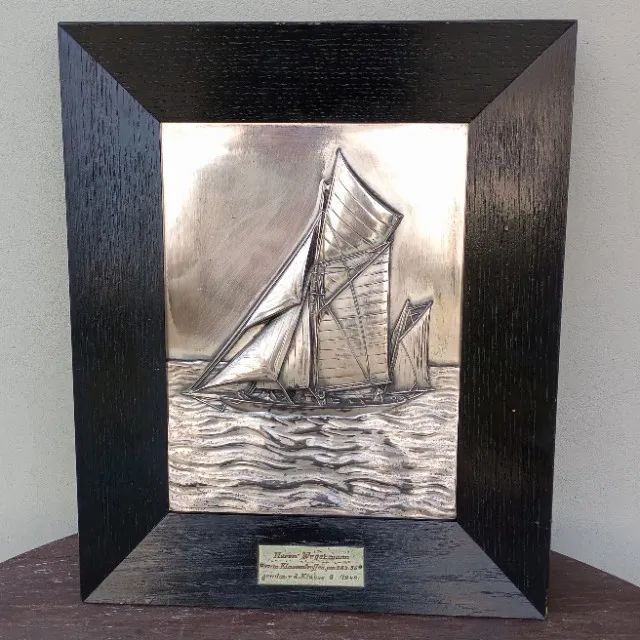 Lindo quadro representando um veleiro troféu de regata 1948