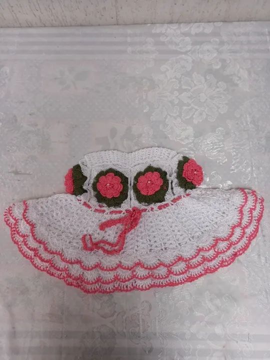 Capa de batedeira de crochê pequeno - Branco com flores rosas 60cm larg. X 33cm comp.