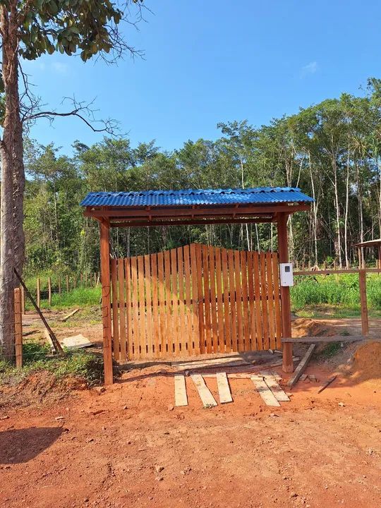 Sítio com portão de madeira e área verde - Foto 6