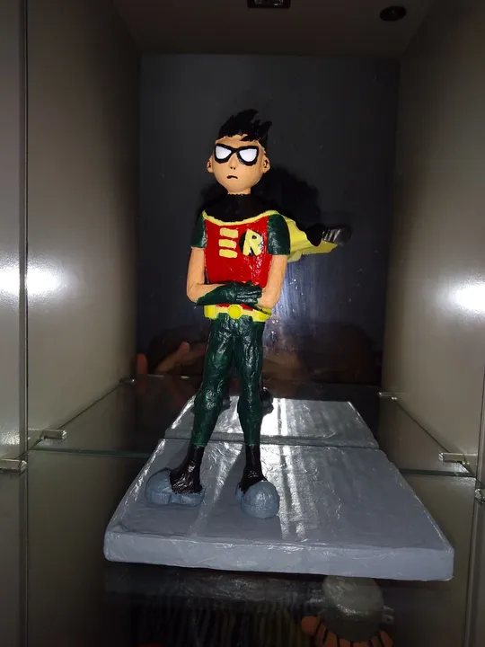 Escultura de Robin Teen Titans