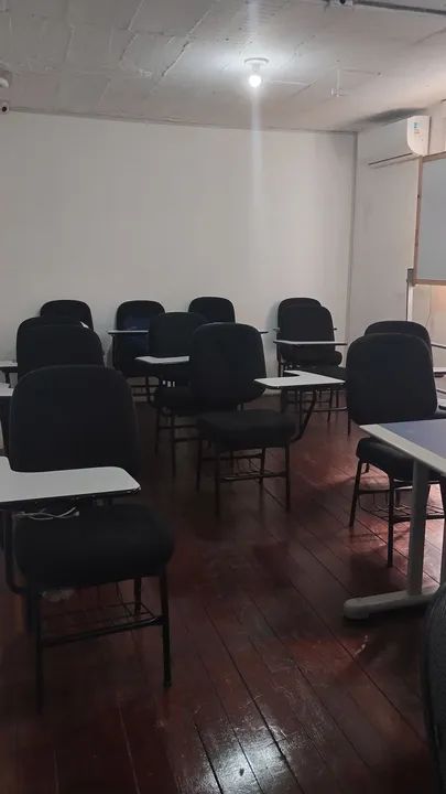 CADEIRA PRETA DE UNIVERSITÁRIO 