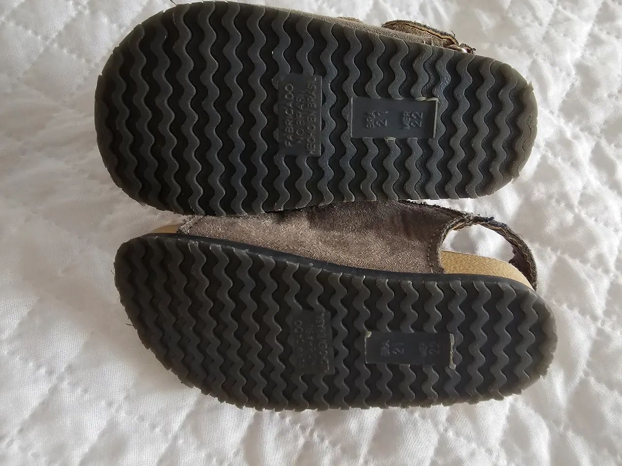 Sandálias infantis cinza com fivela e velcro - Foto 4