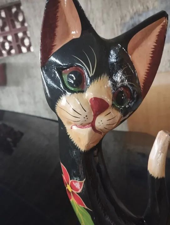 Gato de Madeira Nobre pintado à mão
